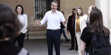 Μπήκε και έκανε τον …“καθηγητής” – Στο 7ο γυμνάσιο Αθηνών ο Κυριάκος Μητσοτάκης (pics)