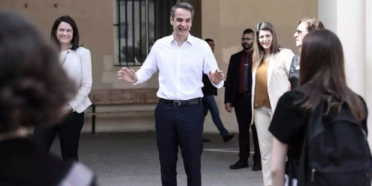 Μπήκε και έκανε τον …“καθηγητής” – Στο 7ο γυμνάσιο Αθηνών ο Κυριάκος Μητσοτάκης (pics)