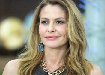 Η Τζένη Μπαλατσινού στην παραλία διαβάζει  γυμνόστηθη Ελύτη[photo]
