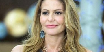 Η Τζένη Μπαλατσινού στην παραλία διαβάζει  γυμνόστηθη Ελύτη[photo]