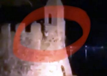 ΑΥΤΗ είναι η στιγμή που 17χρονος πηδάει από τον Φάρο και χτυπάει στο μπετόν- Τι λέει η μητέρα του (Video)