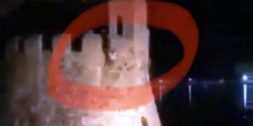 Alldaynews.gr ΑΥΤΗ είναι η στιγμή που 17χρονος πηδάει από τον Φάρο και χτυπάει στο μπετόν- Τι λέει η μητέρα του (Video)