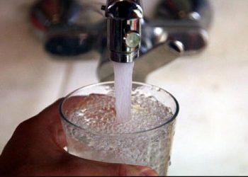 Κορονοϊός: Πρέπει να πίνουμε νερό βρύσης ή εμφιαλωμένο;