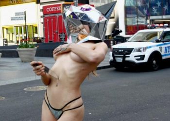 Κορωνοϊός – Νέα Υόρκη: Καλλίγραμμη νοσοκόμα αποβάλλει το στρες με γυμνή καλλιτεχνική φωτογράφηση στην Times Square