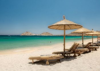 Αλλάζουν όλα στις παραλίες: Τι ισχύει για ξαπλώστρες, ομπρέλες και οργανωμένες πλαζ