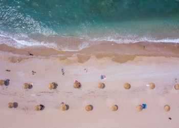 Δείτε πώς Μεταμορφώθηκε η παραλία της Γλυφάδας λόγω Κορωνοϊού – Πώς θα είναι οι οργανωμένες παραλίες (pics)