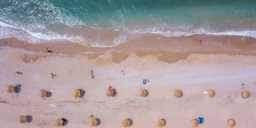 Δείτε πώς Μεταμορφώθηκε η παραλία της Γλυφάδας λόγω Κορωνοϊού – Πώς θα είναι οι οργανωμένες παραλίες (pics)