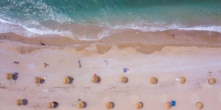 Δείτε πώς Μεταμορφώθηκε η παραλία της Γλυφάδας λόγω Κορωνοϊού – Πώς θα είναι οι οργανωμένες παραλίες (pics)