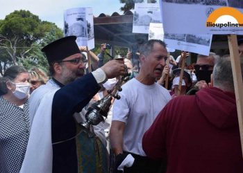 Σκηνές… απείρου κάλλους στον Προφήτη Ηλία Ηλιούπολης: Στα χέρια διαδηλωτές και πιστοί την ώρα της Θείας Λειτουργίας (pics)