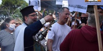 Alldaynews.gr Σκηνές… απείρου κάλλους στον Προφήτη Ηλία Ηλιούπολης: Στα χέρια διαδηλωτές και πιστοί την ώρα της Θείας Λειτουργίας (pics)