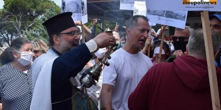 Alldaynews.gr Σκηνές… απείρου κάλλους στον Προφήτη Ηλία Ηλιούπολης: Στα χέρια διαδηλωτές και πιστοί την ώρα της Θείας Λειτουργίας (pics)