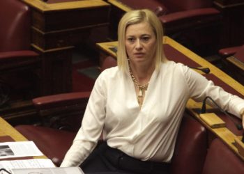 «Η δικτατορία μας ρίχνει νανοϊό με 5G, βάλτε το εμβόλιό σας εκεί που ξέρετε» (pics)