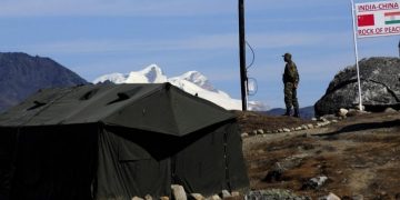 Alldaynews.gr Στρατιώτες έλυσαν τις διαφορές τους «σαν άνδρες»: Πλακώθηκαν με μπουνιές και πέτρες