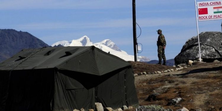 Alldaynews.gr Στρατιώτες έλυσαν τις διαφορές τους «σαν άνδρες»: Πλακώθηκαν με μπουνιές και πέτρες