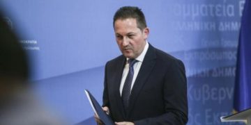 Αμήχανη απάντηση Πέτσα για το βίντεο θανάτου πρόσφυγα από πυρά στον Έβρο (Video)