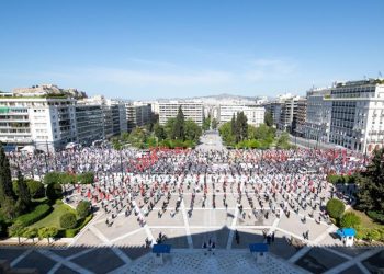 Τον γύρο του κόσμου κάνει η εικόνα από την Πρωτομαγιάτικη συγκέντρωση στο Σύνταγμα (vid, pics)
