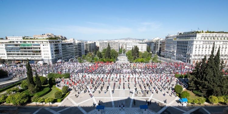 Τον γύρο του κόσμου κάνει η εικόνα από την Πρωτομαγιάτικη συγκέντρωση στο Σύνταγμα (vid, pics)