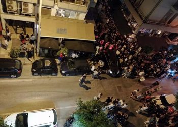 Θεσσαλονίκη: Συνωστισμός με ποτά take away! Ζεστάθηκε και βγήκε ο κόσμος (video)