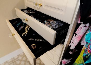 Πούλησε κλεμμένα κοσμήματα 50.000 σε ενεχυροδανειστήριο – Τα βρήκαν στο σπίτι του στην Καλαμαριά