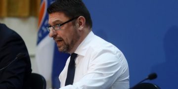 Alldaynews.gr Οι εικόνες που εξόργισαν τον Χαρδαλιά – Μάχη για ένα ποτό στον Βόλο (pic)