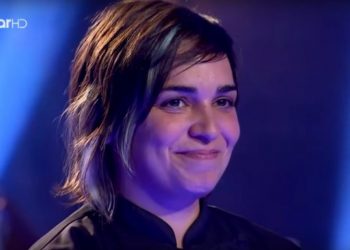 Η φωτογραφία της vegan Ντέμης με τα μισο-φαγωμένα παϊδάκια μπροστά στο πιάτο της!