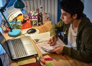 Σε σχολείο της Δευτεροβάθμιας στην Αθήνα: Συνδέθηκε σε διαδικτυακό μάθημα και κατέβασε το παντελόνι του μπροστά στην κάμερα