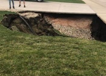 ΗΠΑ: Μια τεράστια τρύπα σε κήπο σπιτιού αποκάλυψε… μια υπόγεια πολιτεία με αυτοκίνητα! (pics)