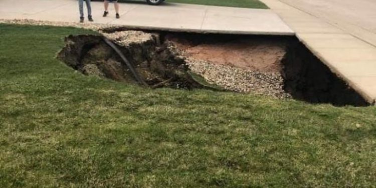 ΗΠΑ: Μια τεράστια τρύπα σε κήπο σπιτιού αποκάλυψε… μια υπόγεια πολιτεία με αυτοκίνητα! (pics)