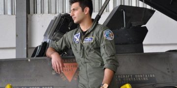Διαδικτυακό “αντίο” από Έλληνες και Ξένους στον πιλότο της Πολεμικής Αεροπορίας που σκοτώθηκε σε τροχαίο – “Καλή προσγείωση αδερφέ Μανώλη”