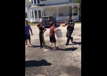 ΗΠΑ: Υπάρχουν και αυτές οι εικόνες – Αστυνόμος παίζει μπουγέλο με παιδιά