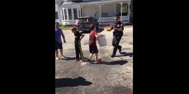 Alldaynews.gr ΗΠΑ: Υπάρχουν και αυτές οι εικόνες – Αστυνόμος παίζει μπουγέλο με παιδιά