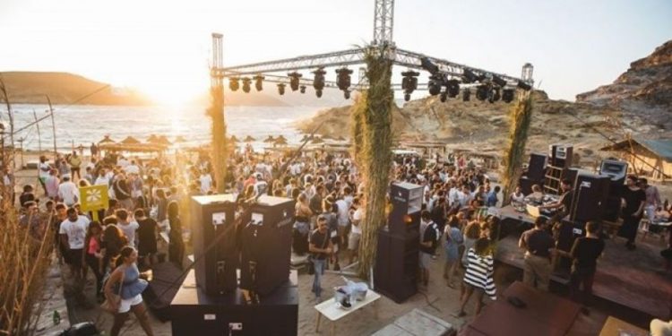 #COVID-19: Ανησυχία για έξαρση μετά τις εικόνες συνωστισμού – Η κρίσιμη ημερομηνία