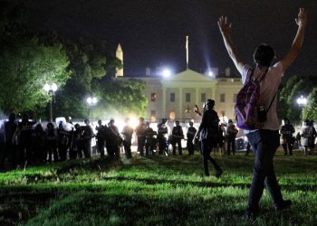 ΗΠΑ-Δολοφονία Φλόιντ: Συγκρούσεις μπροστά στον Λευκό Οίκο, Τραμπ και Μελάνια σε… υπόγειο καταφύγιο! (pics, vids)