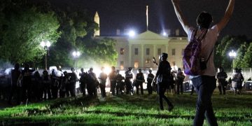 ΗΠΑ-Δολοφονία Φλόιντ: Συγκρούσεις μπροστά στον Λευκό Οίκο, Τραμπ και Μελάνια σε… υπόγειο καταφύγιο! (pics, vids)