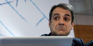 #menoumespiti: Σε ΑΝΥΠΑΡΚΤΑ site έδωσαν τα χρήματά σου Μητσοτάκης-Πέτσας