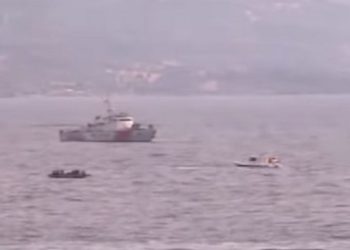 Βίντεο-ντοκουμέντο: Τουρκικά σκάφη “σπρώχνουν” βάρκα με μετανάστες σε ελληνικά παράλια