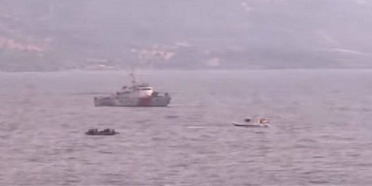 Βίντεο-ντοκουμέντο: Τουρκικά σκάφη “σπρώχνουν” βάρκα με μετανάστες σε ελληνικά παράλια