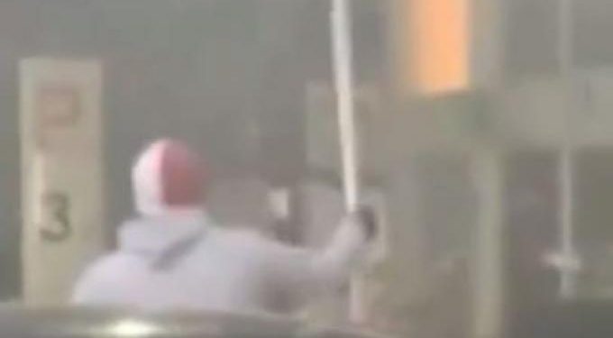 Alldaynews.gr Βίντεο από την επίθεση οπαδών του Ολυμπιακού σε σύνδεσμο του Παναθηναϊκού