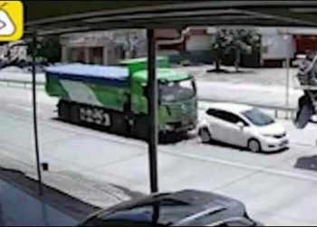 Φορτηγό με μεγάλη ταχύτητα καρφώνεται σε Αυτοκίνητο και το κάνει “σάντουιτς” με …μπετονιέρα! (video)