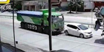 Alldaynews.gr Φορτηγό με μεγάλη ταχύτητα καρφώνεται σε Αυτοκίνητο και το κάνει “σάντουιτς” με …μπετονιέρα! (video)