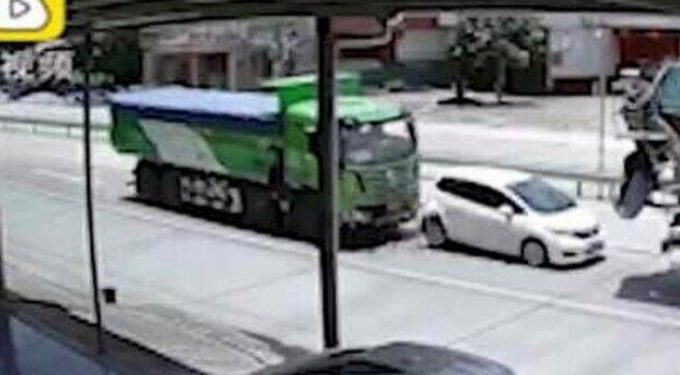 Alldaynews.gr Φορτηγό με μεγάλη ταχύτητα καρφώνεται σε Αυτοκίνητο και το κάνει “σάντουιτς” με …μπετονιέρα! (video)