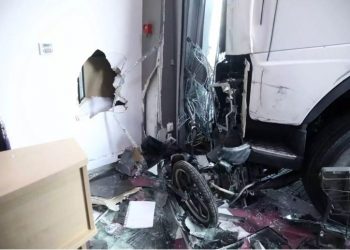 Τώρα: Εικόνες Σοκ από την Πειραιώς-O οδηγός φορτηγού έπαθε έμφραγμα και  έπεσε σε γραφεία εταιρίας
