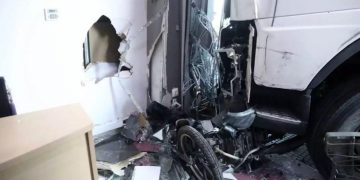 Alldaynews.gr Τώρα: Εικόνες Σοκ από την Πειραιώς-O οδηγός φορτηγού έπαθε έμφραγμα και έπεσε σε γραφεία εταιρίας