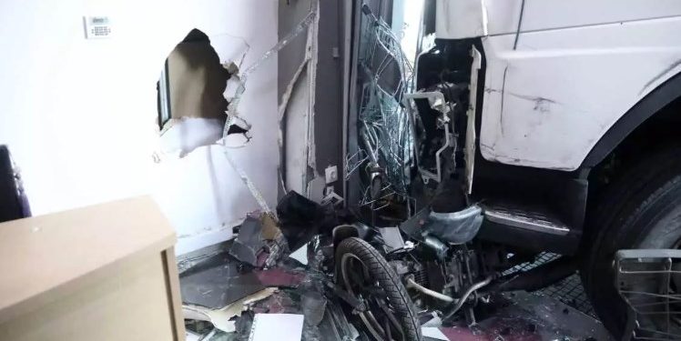 Alldaynews.gr Τώρα: Εικόνες Σοκ από την Πειραιώς-O οδηγός φορτηγού έπαθε έμφραγμα και έπεσε σε γραφεία εταιρίας