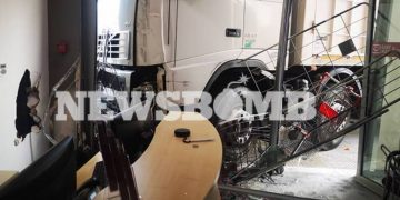 Alldaynews.gr Τραγωδία στην Πειραιώς: Νεκρός ο οδηγός του φορτηγού που «μπούκαρε» σε μαγαζί μετά από έμφραγμα