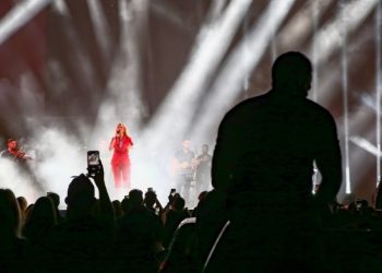 Γλυφάδα: Ξεχάσαμε τις αποστάσεις και όλα τα μέτρα στην συναυλία της Θεοδωρίδου[video]