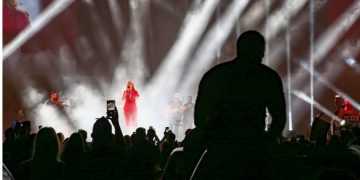 Γλυφάδα: Ξεχάσαμε τις αποστάσεις και όλα τα μέτρα στην συναυλία της Θεοδωρίδου[video]