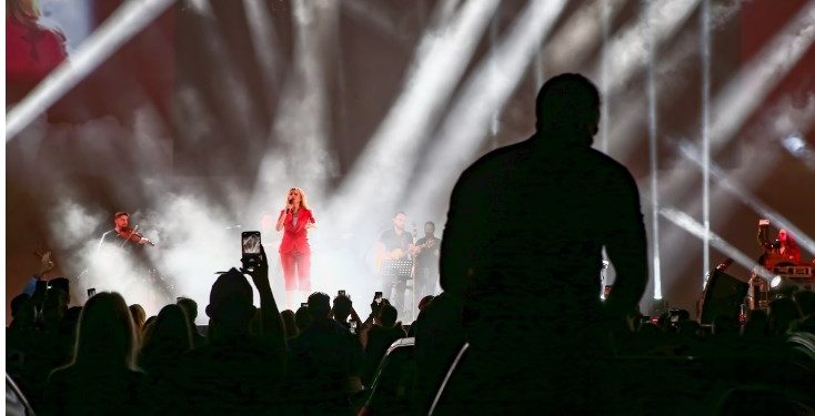 Γλυφάδα: Ξεχάσαμε τις αποστάσεις και όλα τα μέτρα στην συναυλία της Θεοδωρίδου[video]