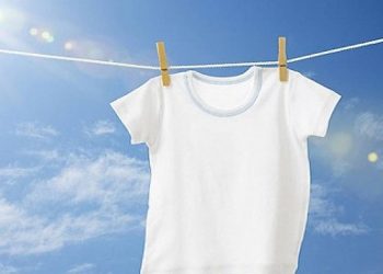 Δείτε πόσο Εύκολα φεύγει η κιτρινίλα από τα λευκά ρούχα