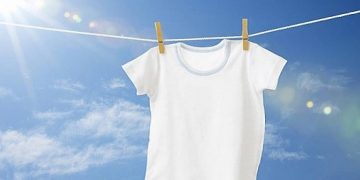 Alldaynews.gr Δείτε πόσο Εύκολα φεύγει η κιτρινίλα από τα λευκά ρούχα